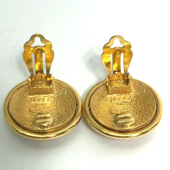 CHANEL Vintage Gold Earrings - Picture 6 of 6